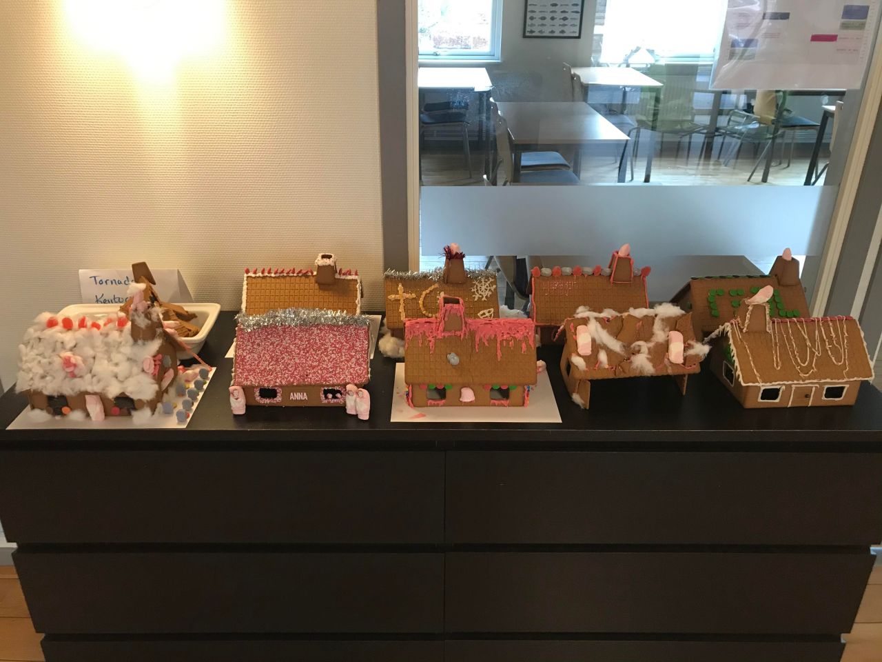 Ett axplock av de färdiga pepparkakshusen