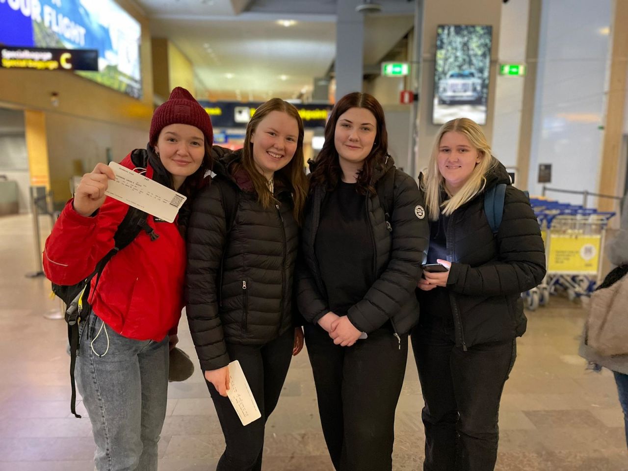 Eleverna Nora, Miranda, Alva och Tindra på Arlanda.