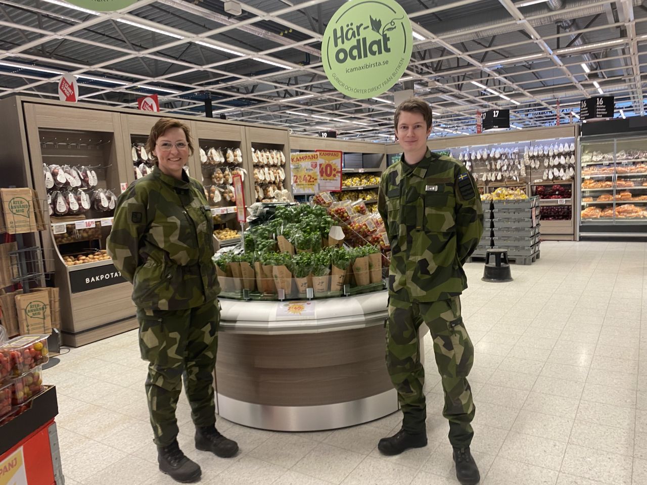 Vår lärare som var med på besöket hittade en hemvärnskollega som arbetade i butiken under "uniform på jobbet-dagen".