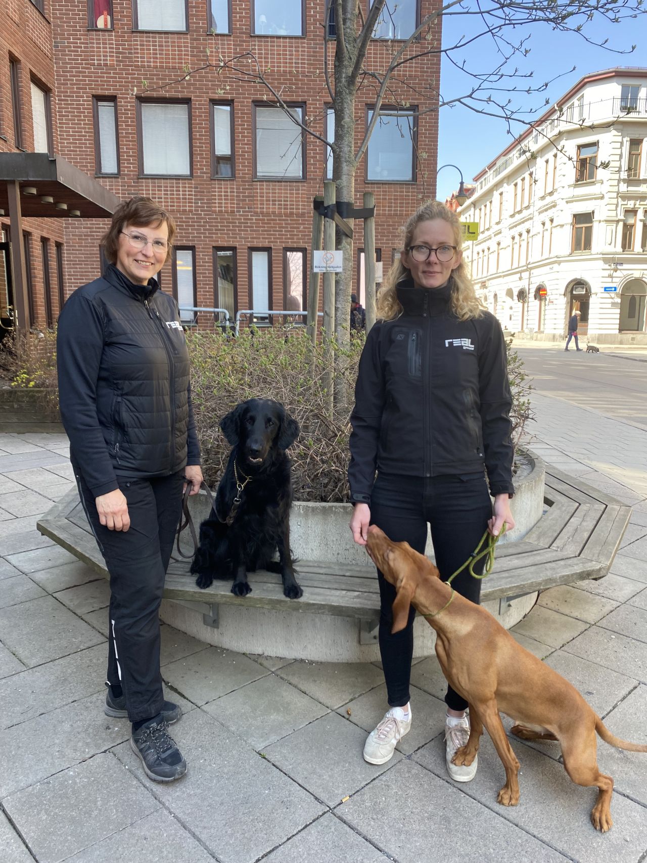 Våra lärare i Djurvård Hund: Katarina Nyberg, med sin hund Lova, och Erica Axelsson, med sin hund Alma. 