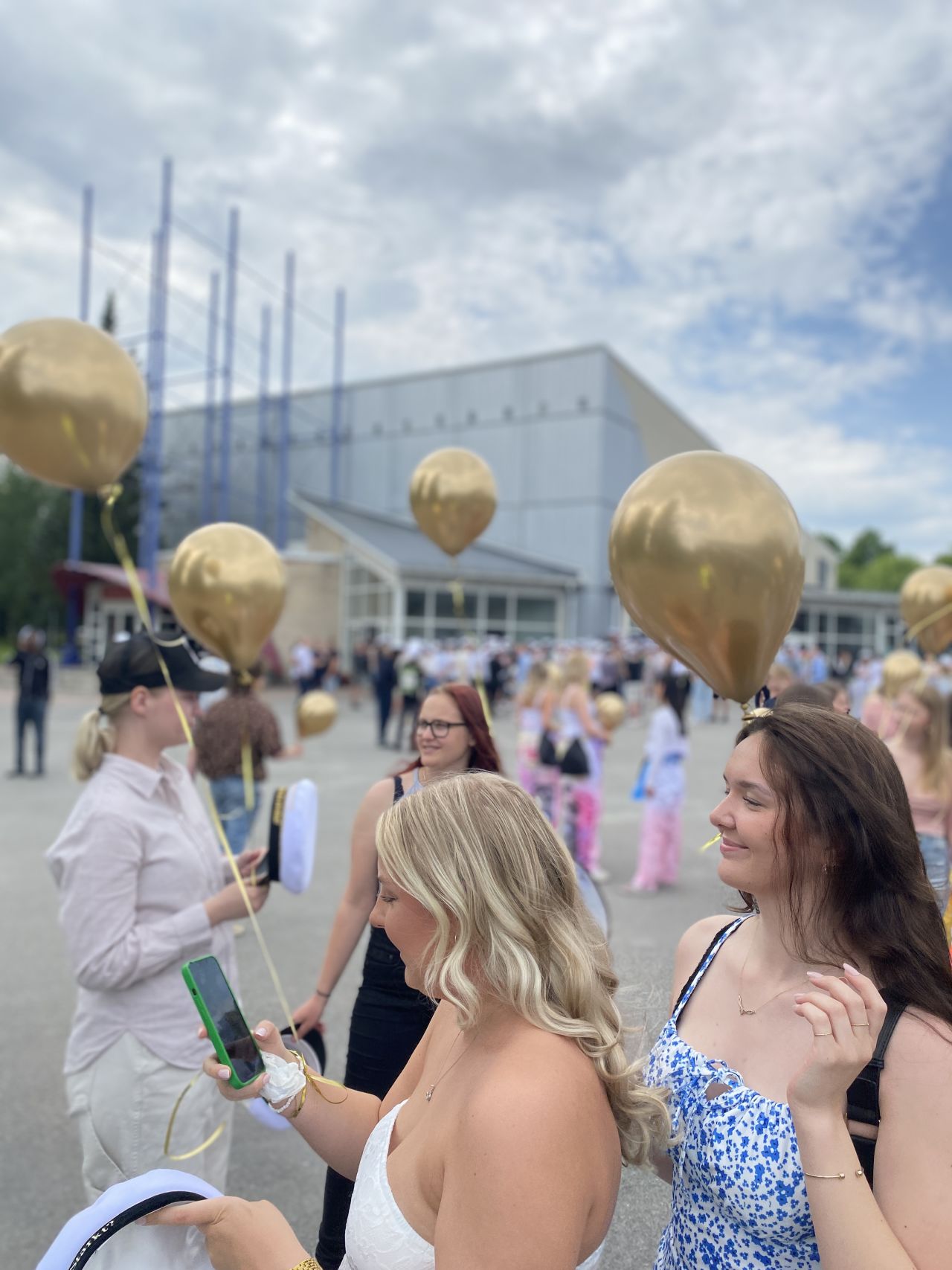 Regnet höll sig borta från de glada studenterna!