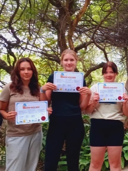 Dominika, Alice och Elisabeth med certifikaten de fick med sig hem efter avslutad APL på Hoedspruit Reptile Centre