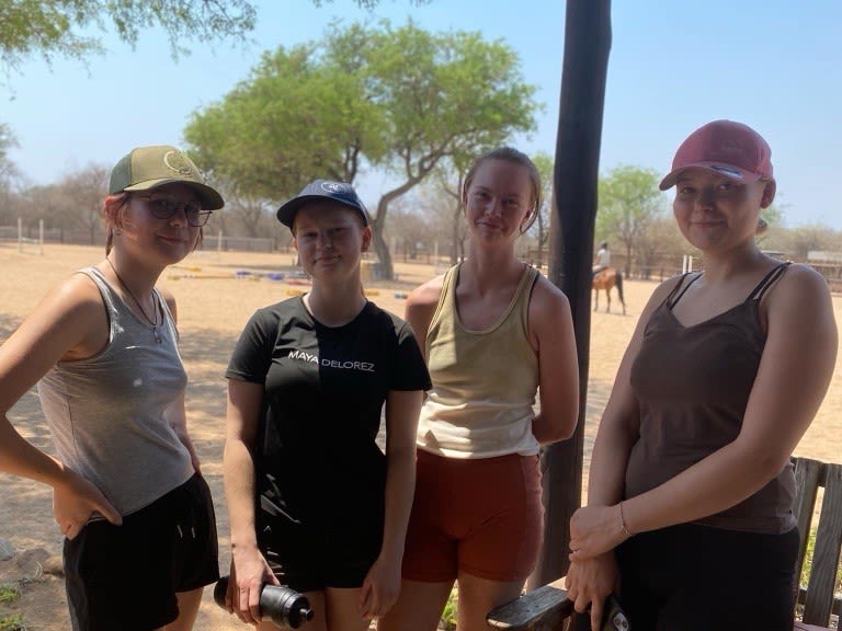 Linnéa, Emmy, Linnea och Lovisa på African Dream Horse Safari