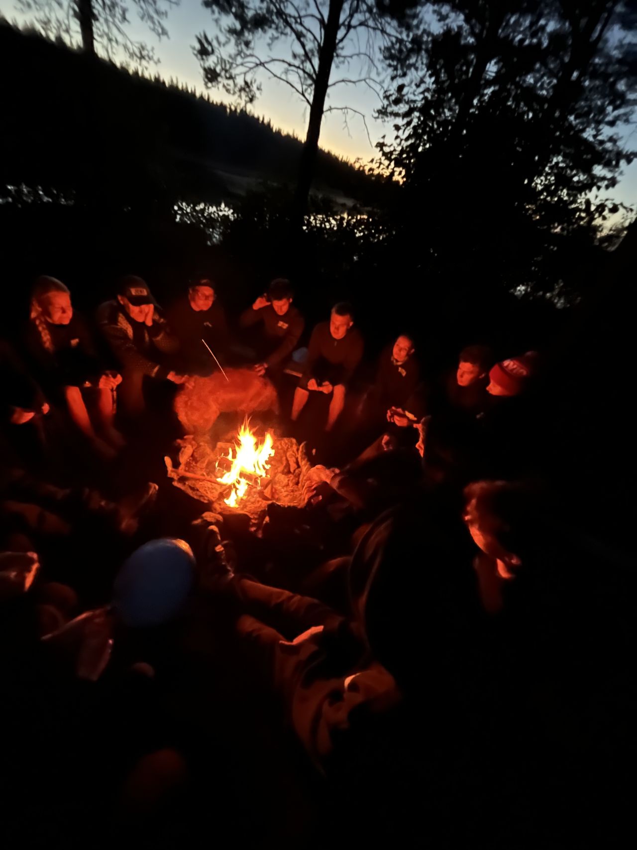Mys vid lägerelden