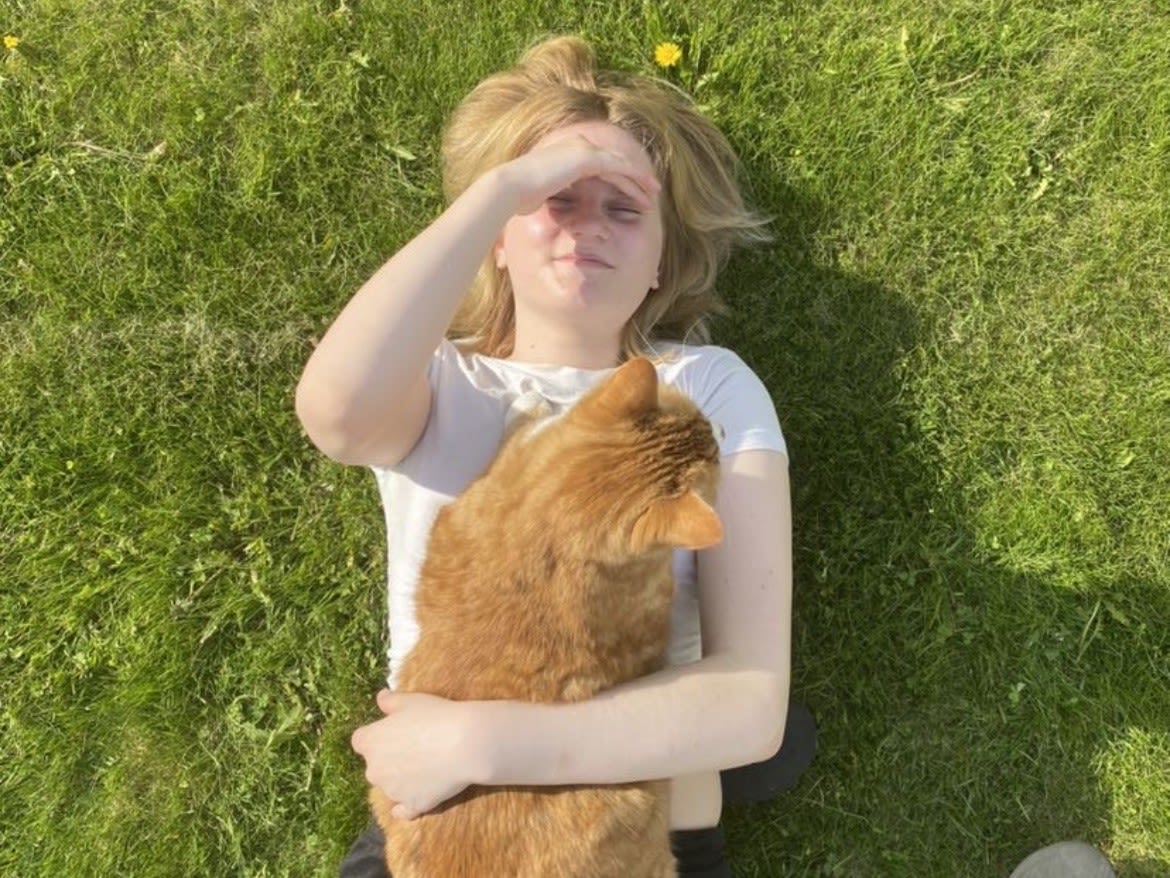 Elin och katten Dennis som ibland får följa med till skolan