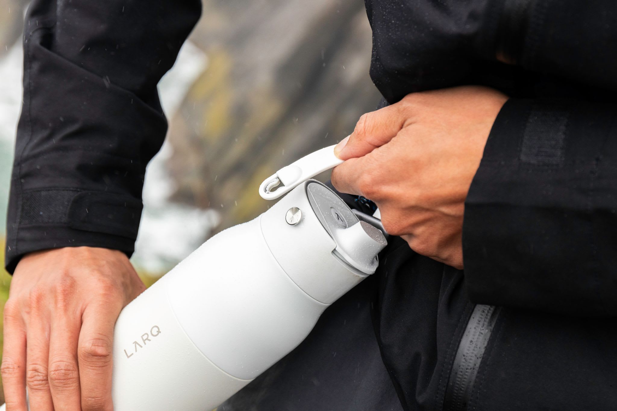 Person detaching the LARQ Bottle PureVis™ 2 detachable handle