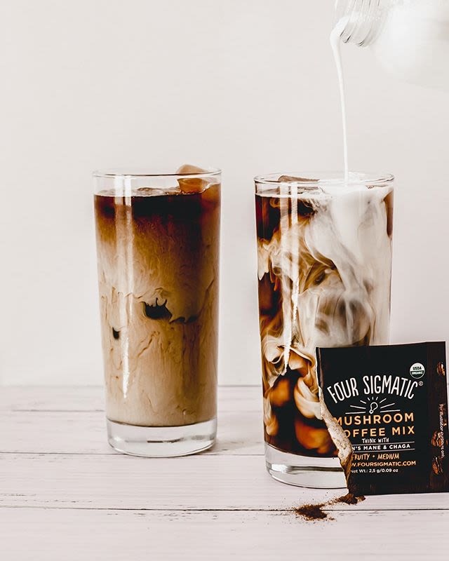 Four Sigmatic coffee sachet with two glasses of coffee with cream 