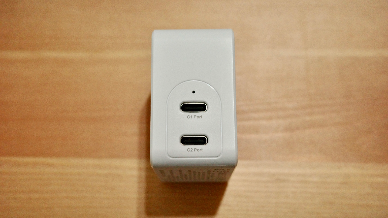 Allite A1 可 2 孔同時輸出 45W（C1 Port）+ 18W（C2 Port）