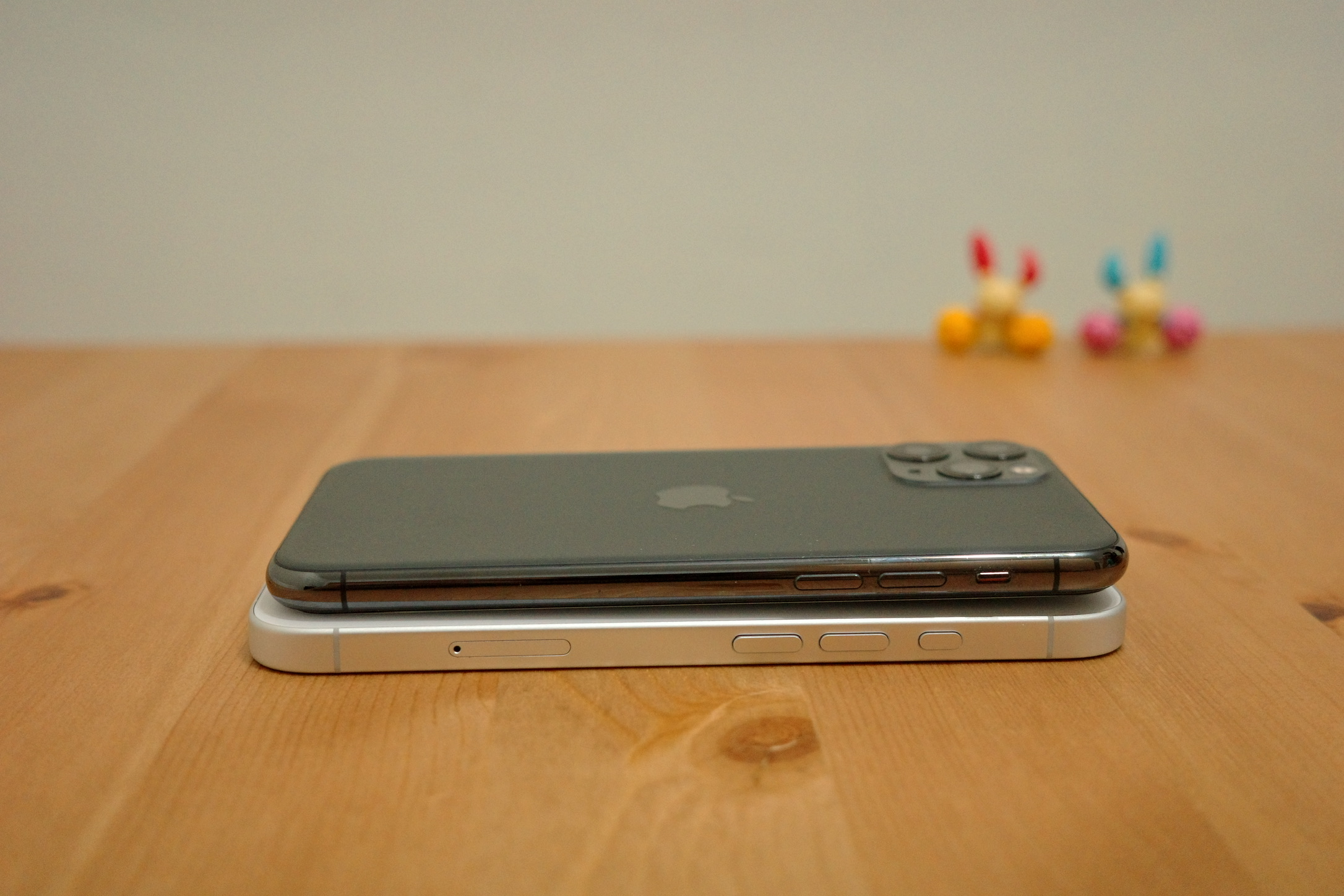 iPhone 疊疊樂，iPhone 16 螢幕比我的 iPhone 11 Pro 大了 0.3 吋。
