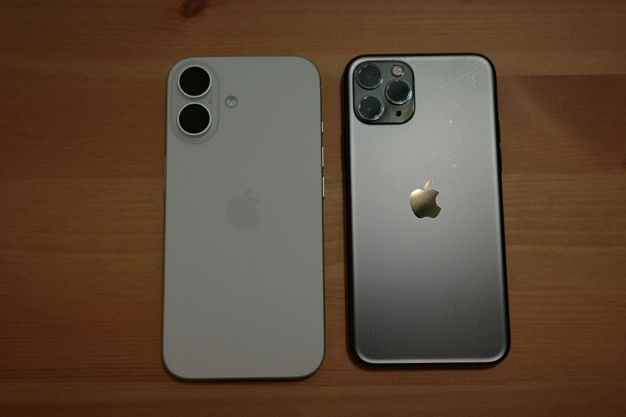 iPhone 16 的鏡頭變好大一顆，兩顆加起來比 iPhone 11 Pro 的三顆還要大