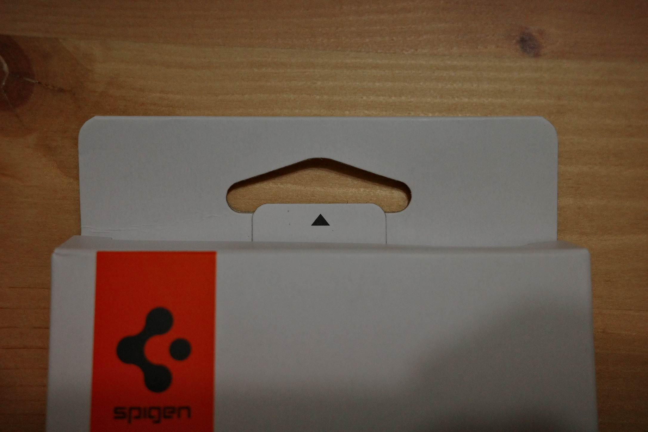 Spigen 包裝的有趣設計，開啟蠻方便的不會把開封口那邊撕爛。