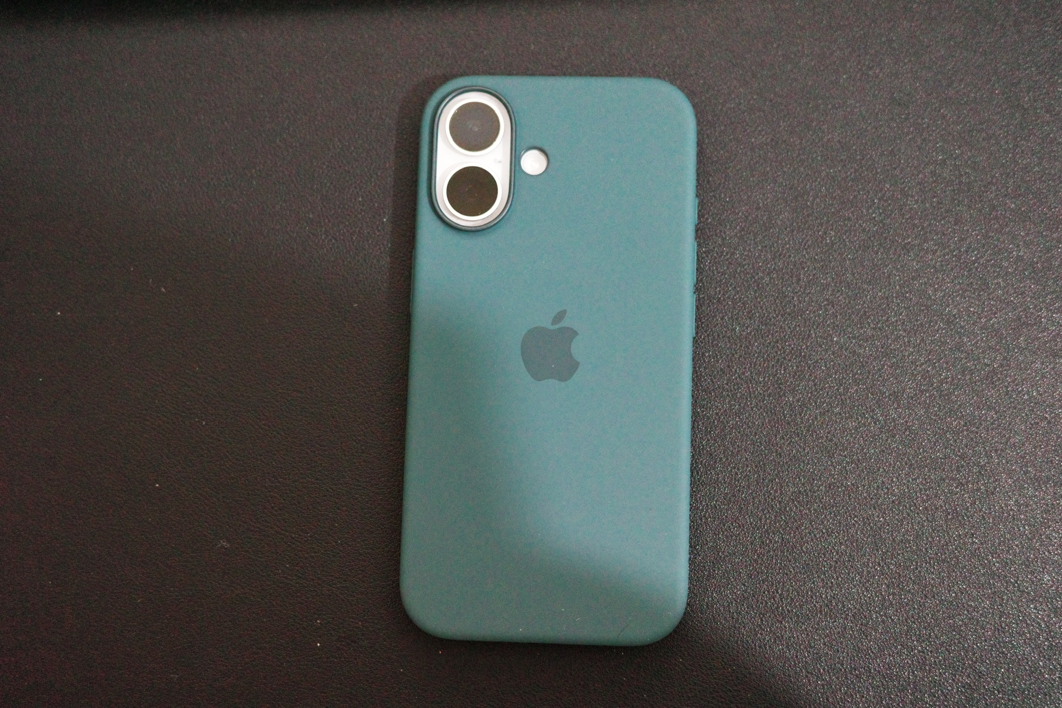 iPhone 16 湖水綠原廠矽膠殼背面