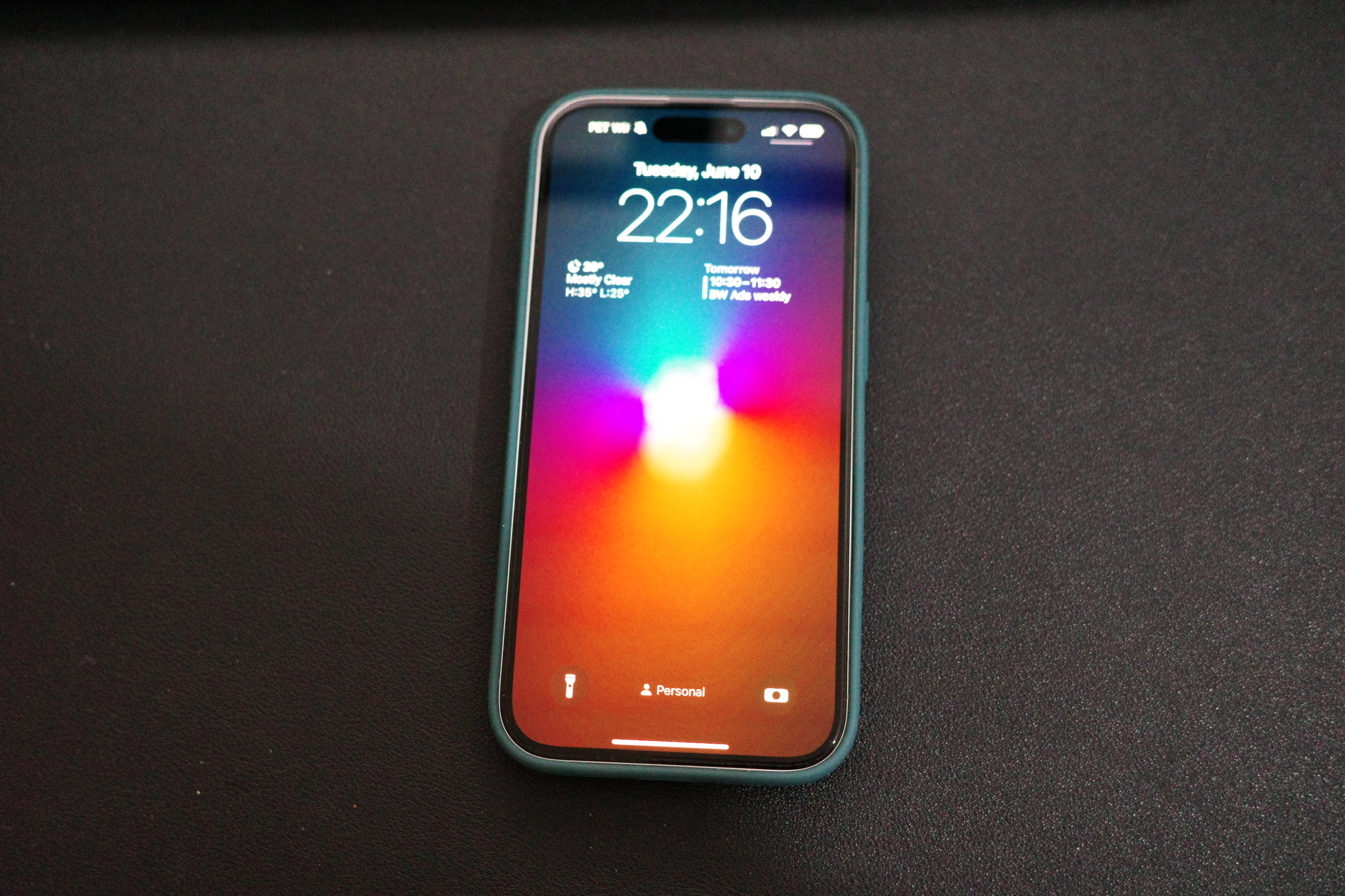 iPhone 16 湖水綠原廠矽膠殼正面
