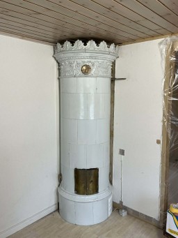 Round swedish renaissance stove