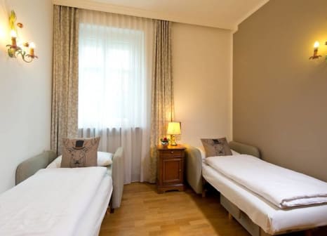 Hotelzimmer mit Hochstuhl im ACHAT Hotel Salzburg zum Hirschen