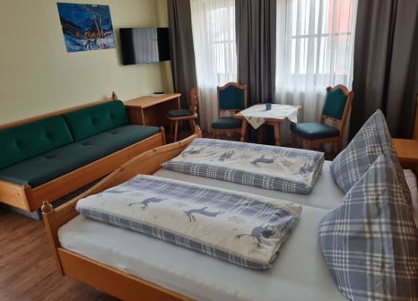 Hotelzimmer mit Ski im Landhotel Jägerstöckl