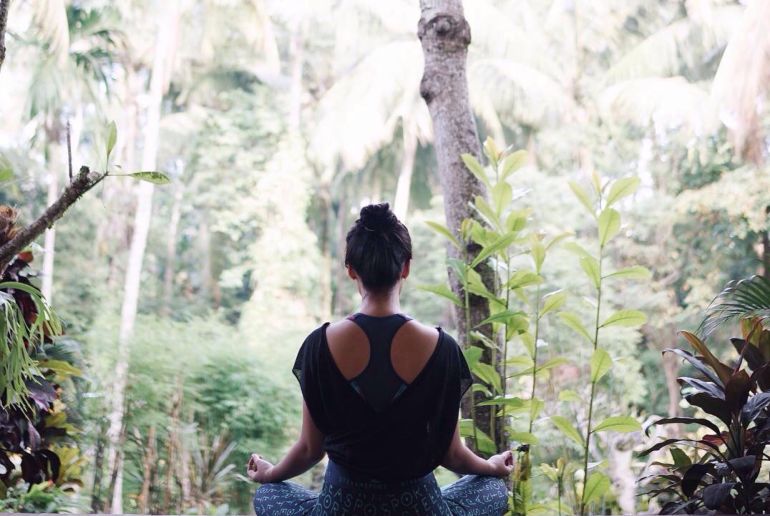 Frau Macht Yoga im Dschungel