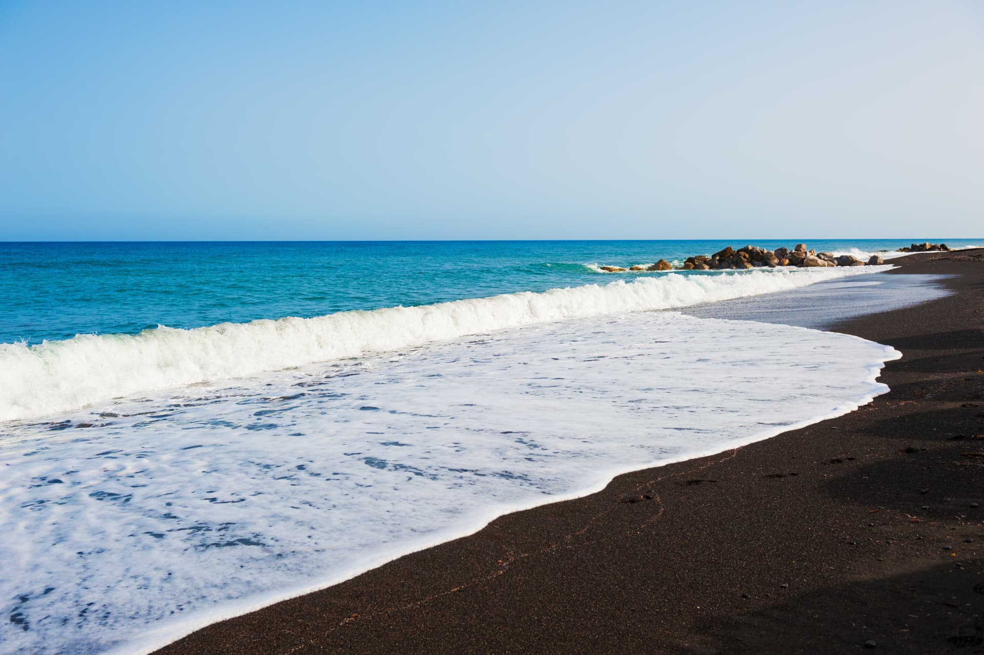 Les destinations avec des plages de sable noir