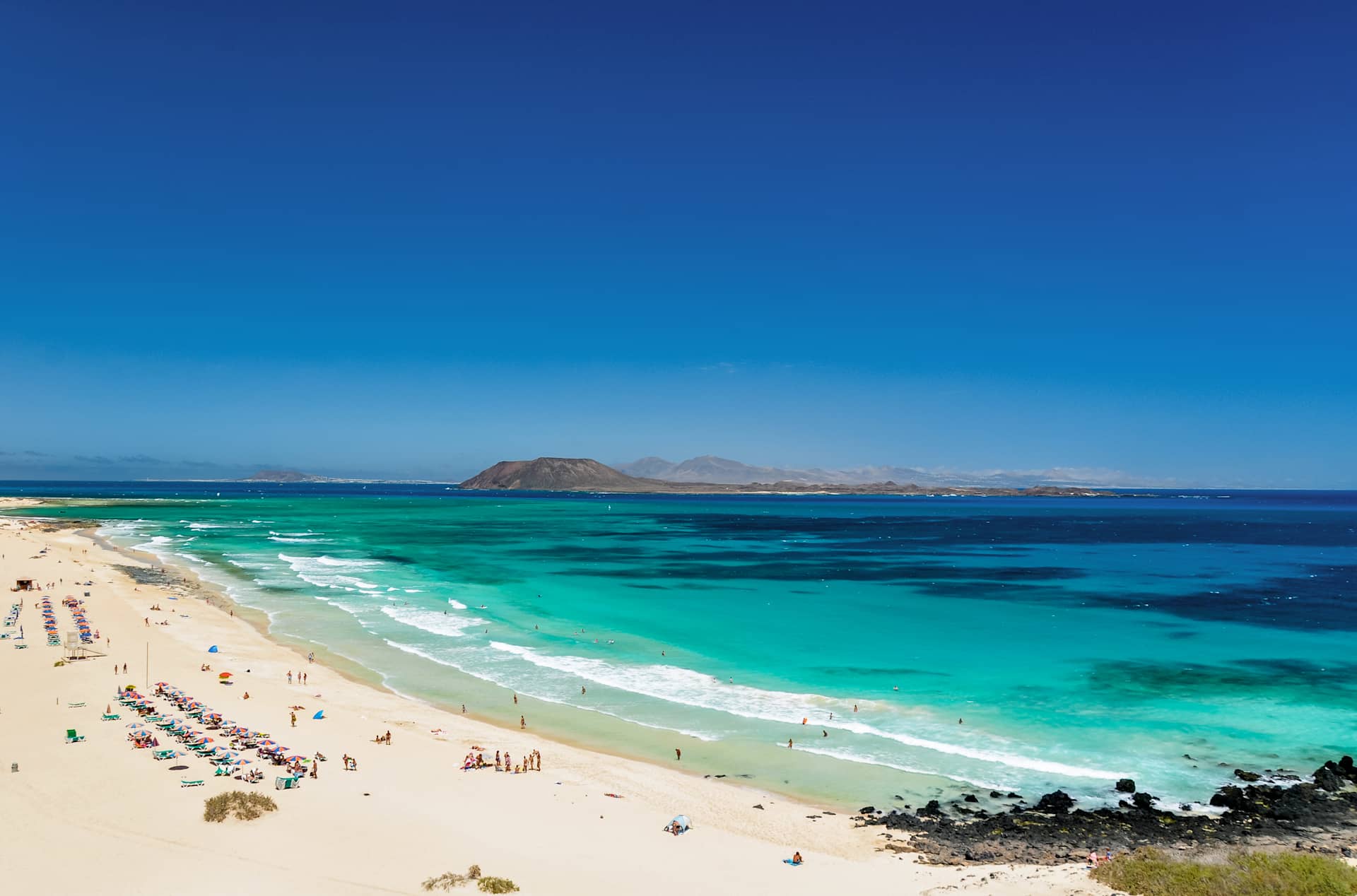 https://res.cloudinary.com/lastminute-contenthub/s--FCJt3l7x--/c_limit%2Cw_1920/f_auto/q_auto%3Aeco/v1/DAM/Photos/Destinations/Europe/Spain/Fuerteventura/shutterstock_639015472_Corralejo-Beach_Fuerteventura