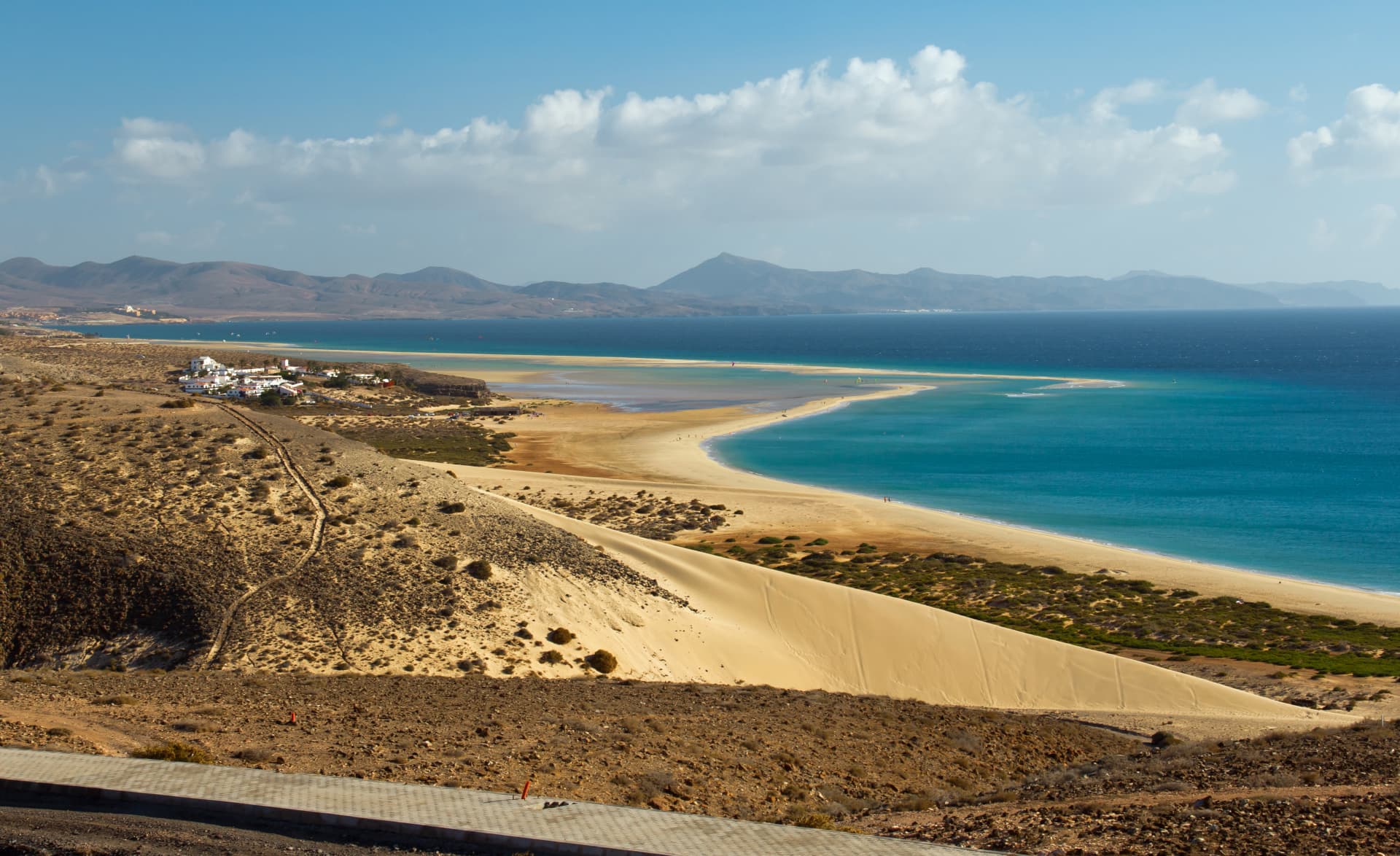 Playa paradisíaca con arena blanca y aguas turquesas. sin embargo