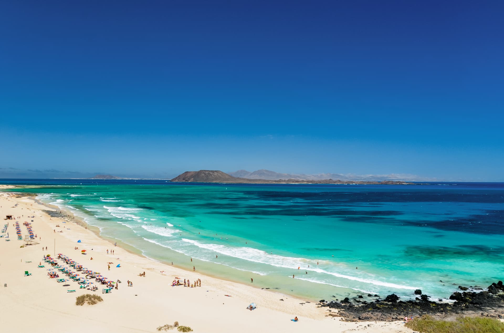 https://res.cloudinary.com/lastminute-contenthub/s--rPPFRyap--/c_limit%2Ch_999999%2Cw_1920/f_auto/q_auto%3Aeco/v1/DAM/Photos/Destinations/Europe/Spain/Fuerteventura/shutterstock_639015472_Corralejo-Beach_Fuerteventura
