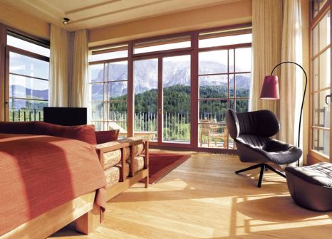 Hotelzimmer mit Volleyball im Schloss Elmau Luxury Spa & Cultural Hideaway