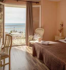 Hotel Roger de Flor by Seleqtta