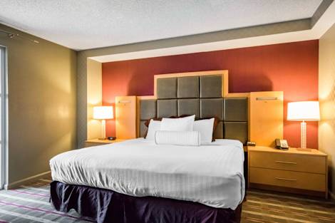 

Pier 5 Hotel Baltimore, Curio Collection by Hilton