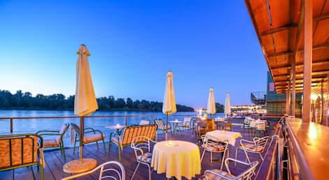 

San Art Floating Hostel&Apartments