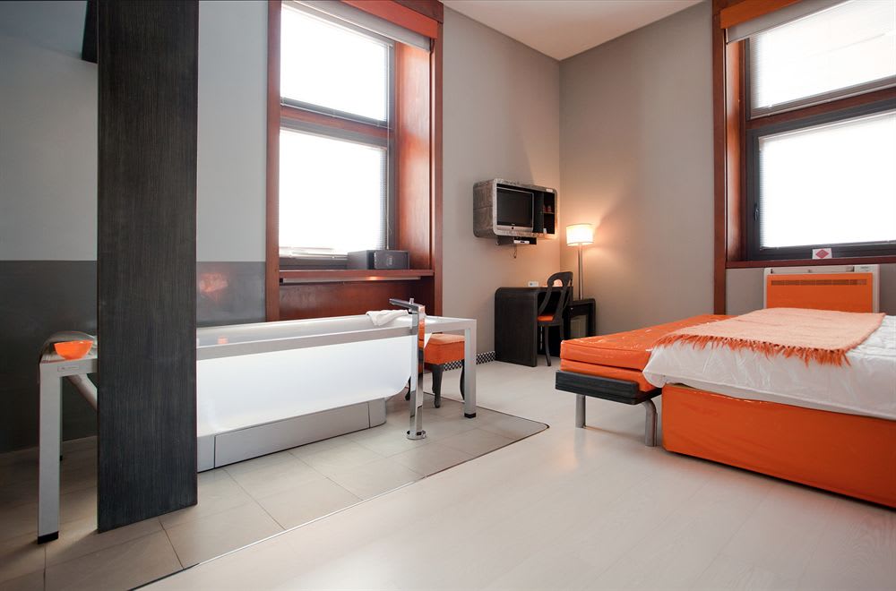 Orange Hotel 4