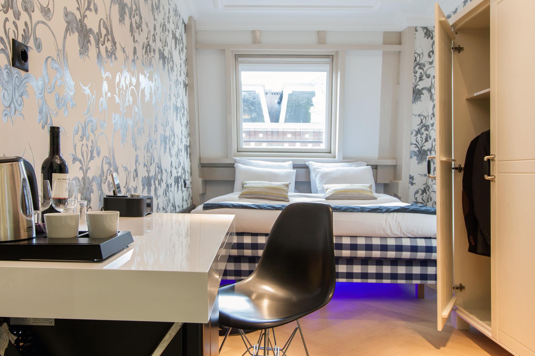 Amsterdam Canal Hotel 4