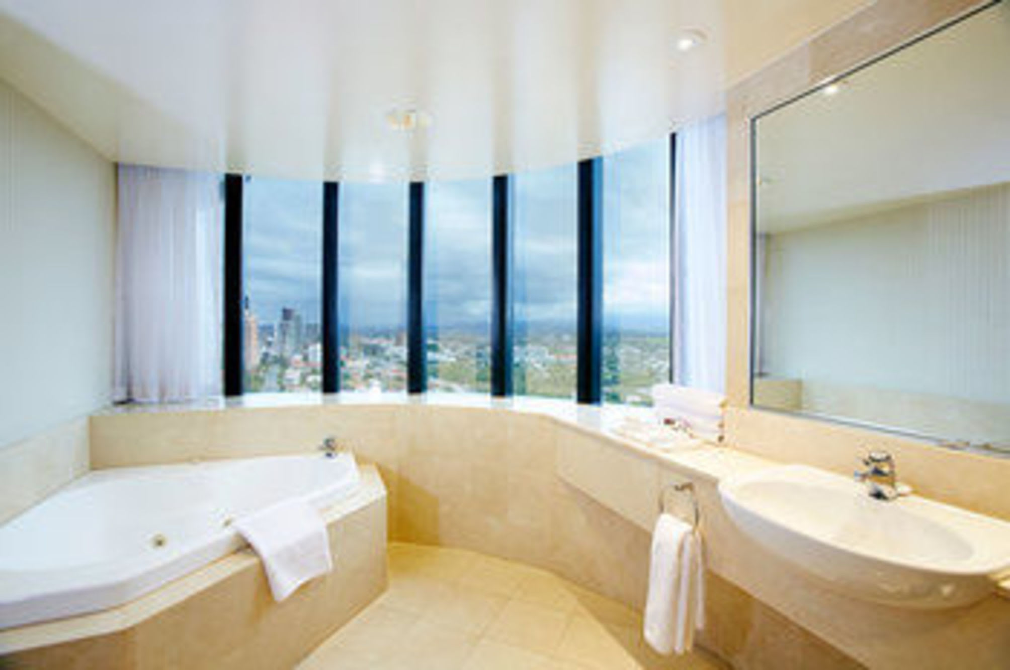 Crowne Plaza SURFERS PARADISE by IHG 2