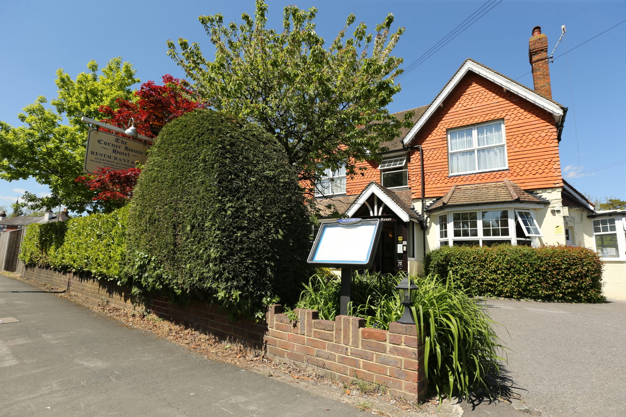 Corner House Hotel Gatwick with bookable Holiday parking 2