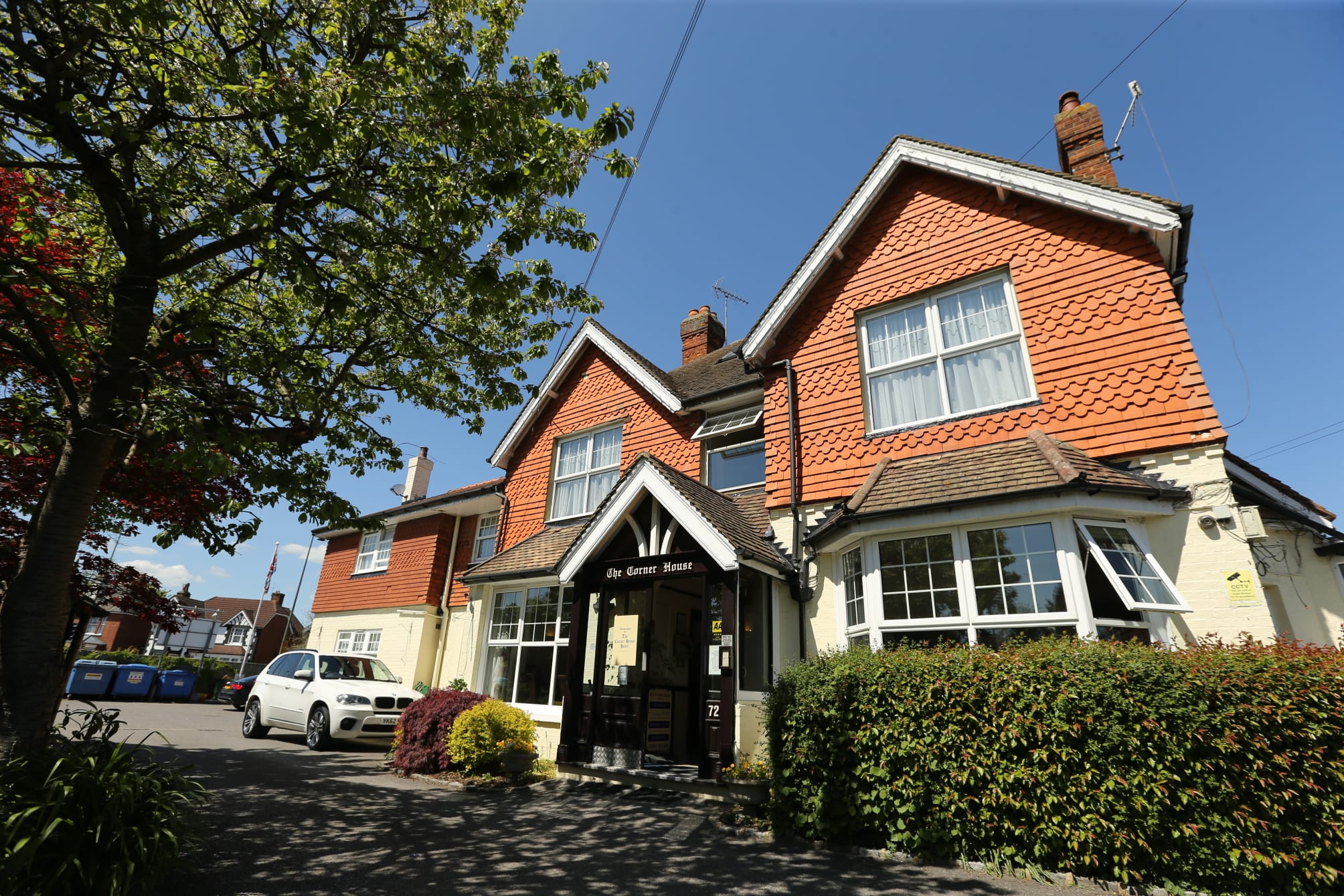 Corner House Hotel Gatwick with bookable Holiday parking 1