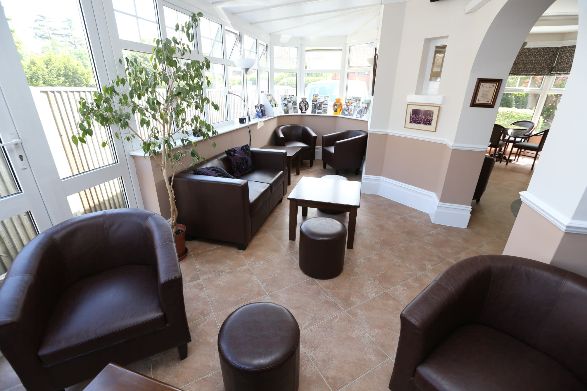Corner House Hotel Gatwick with bookable Holiday parking 4