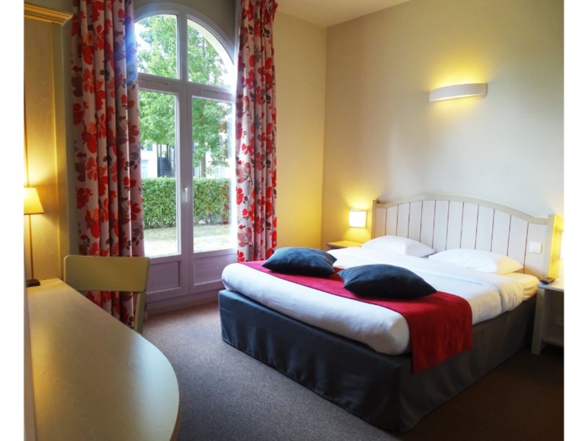 Campanile Val de France 3