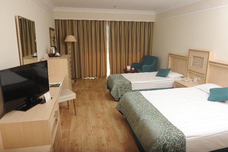 Paris - Antalya - Utopia World