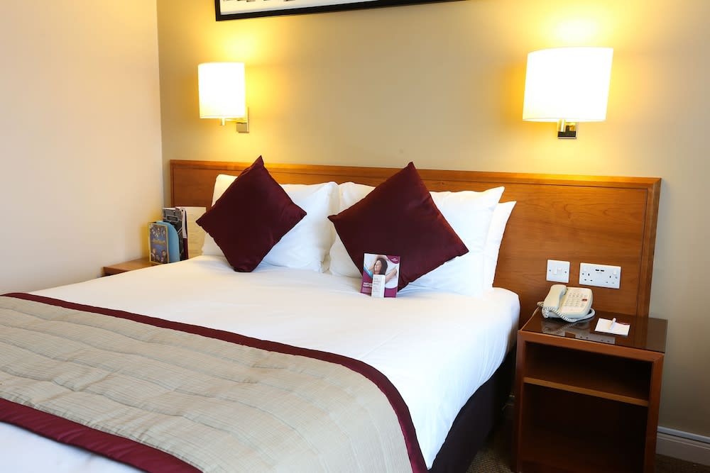 Crowne Plaza Manchester Airport Park And Stay www.lastminute.com