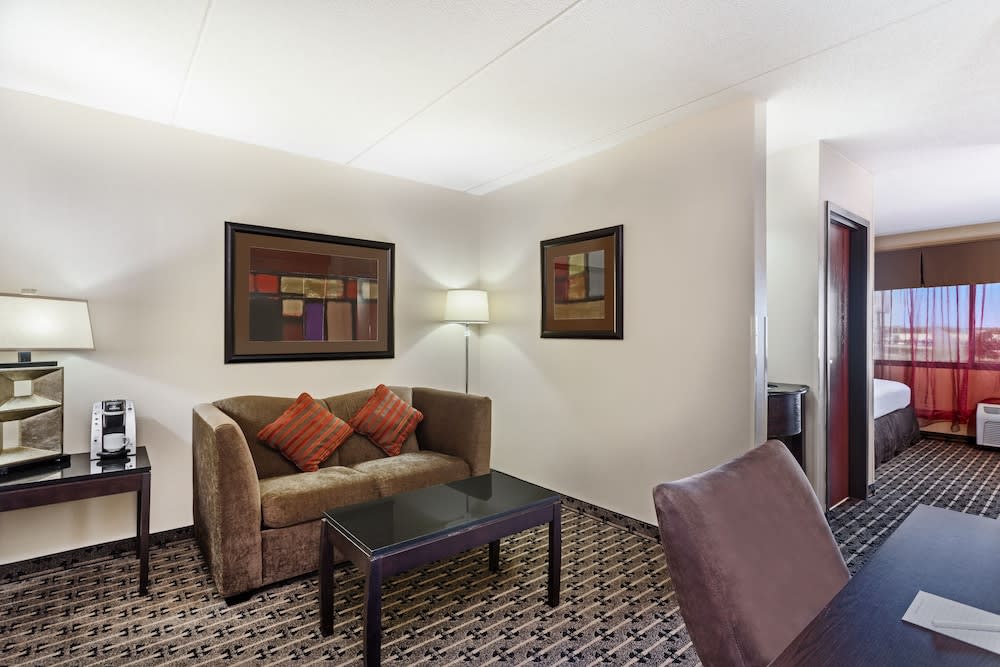 Crowne Plaza MILWAUKEE AIRPORT by IHG 2