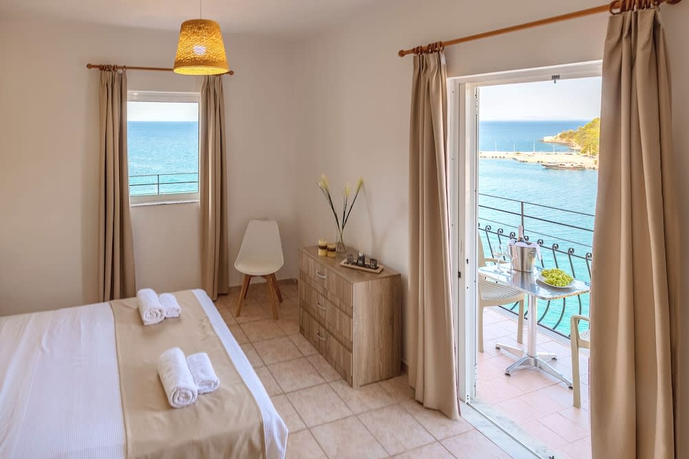 Paris - Céphalonie - Faro Del Porto