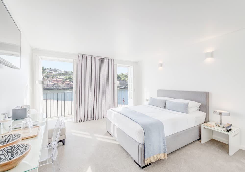 Paris - Porto - Oporto Street Miragaia