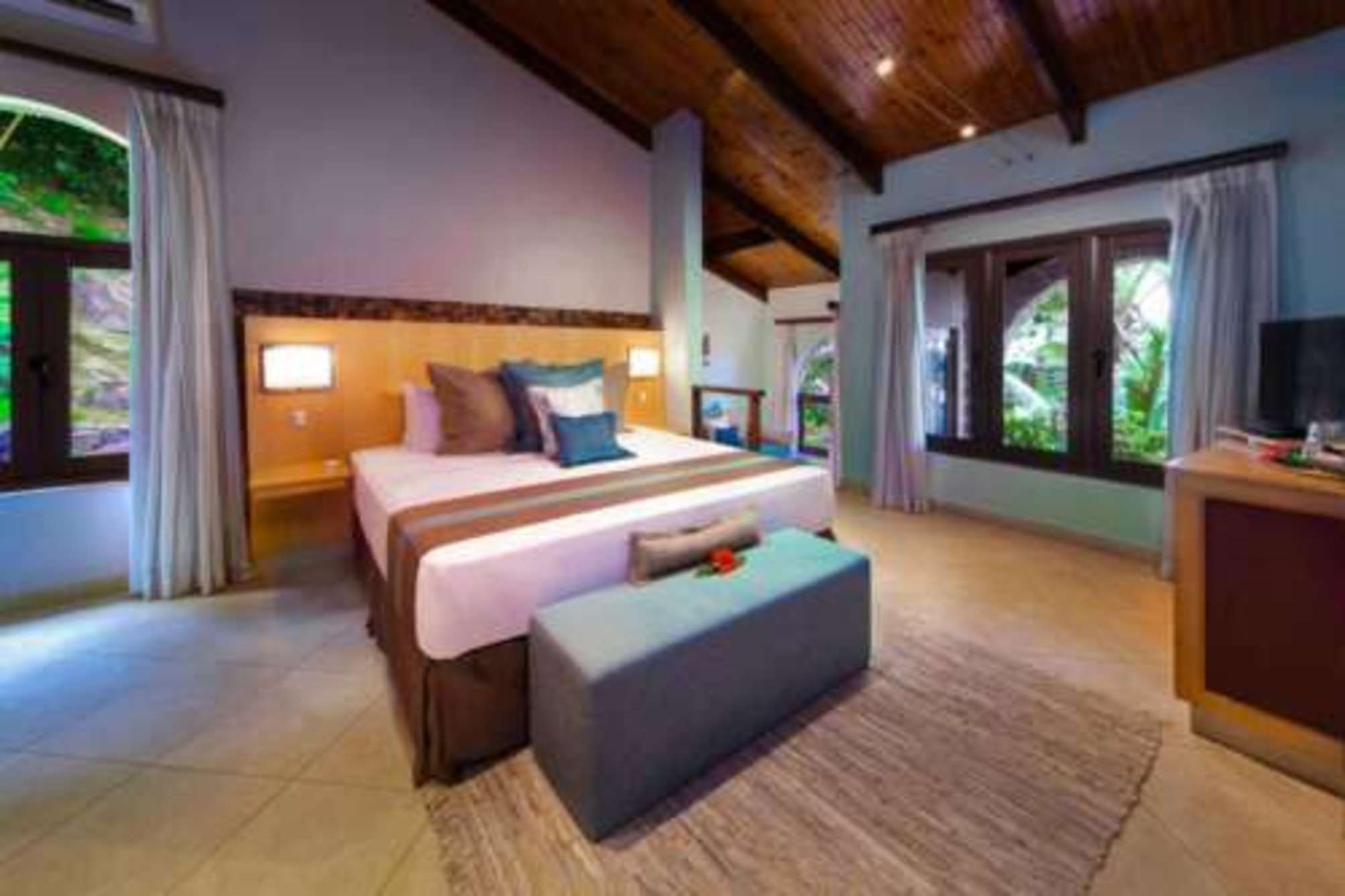 Coco de Mer Hotel and Black Parrot Suites 5