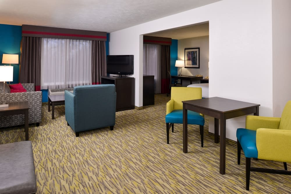 Holiday Inn Express & Suites Omaha West by IHG 5
