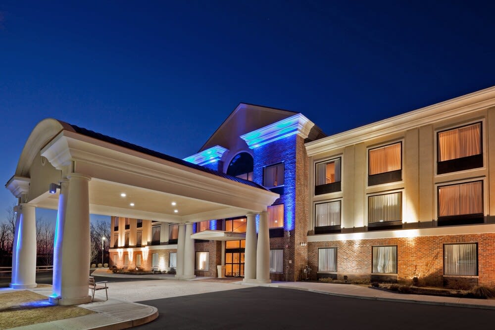Holiday Inn Express & Suites CLIFTON PARK by IHG 1