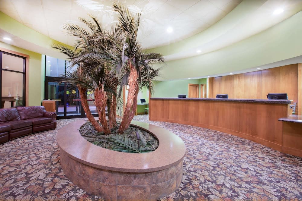 Ramada by Wyndham Des Moines Tropics Resort & Conference Ctr 2