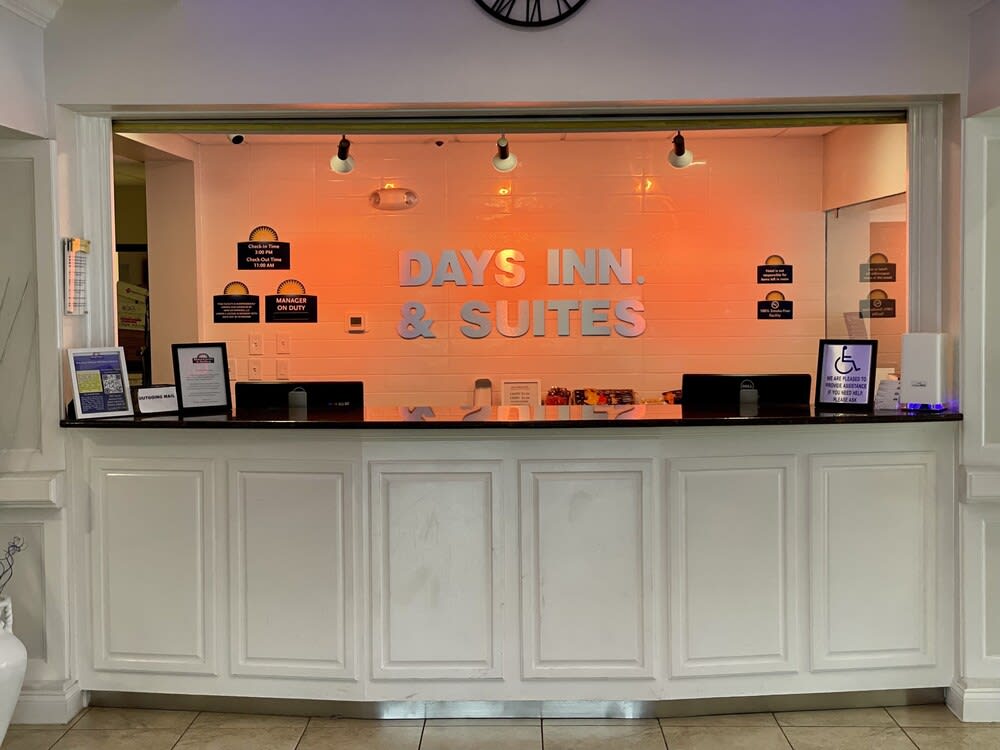 Days Inn & Suites by Wyndham Lakeland 1
