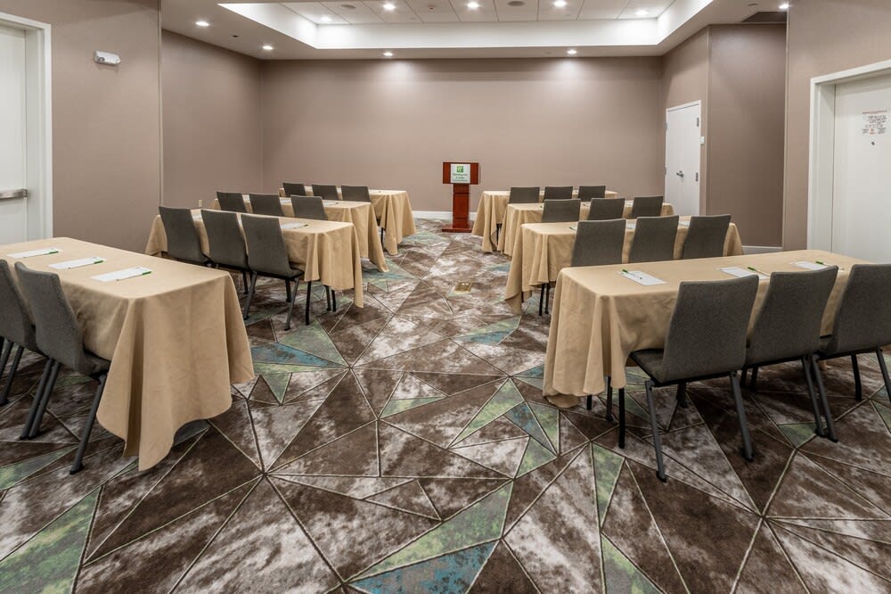 Holiday Inn & Suites MEMPHIS - WOLFCHASE GALLERIA by IHG 1