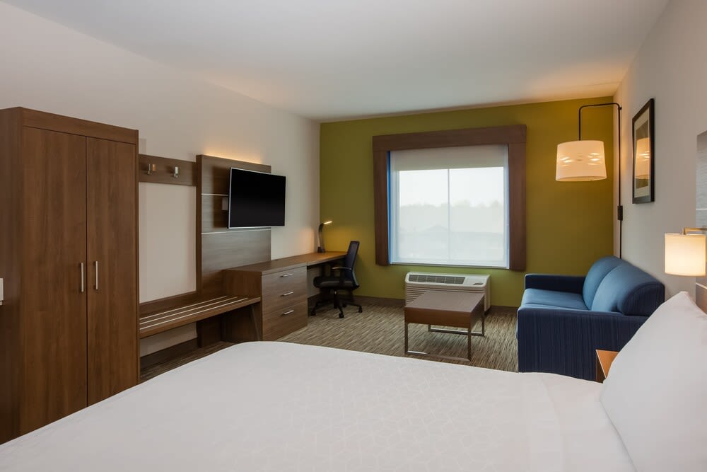 Holiday Inn Express & Suites Atlanta Southwest-Fairburn 2