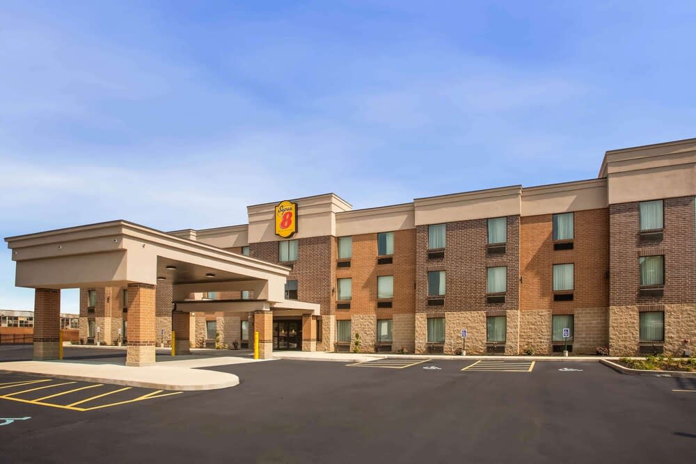 Super 8 by Wyndham St. Louis North 1