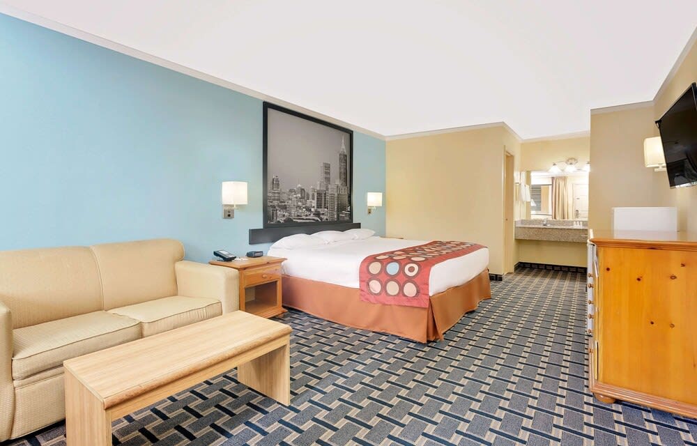 Super 8 by Wyndham Cartersville 4